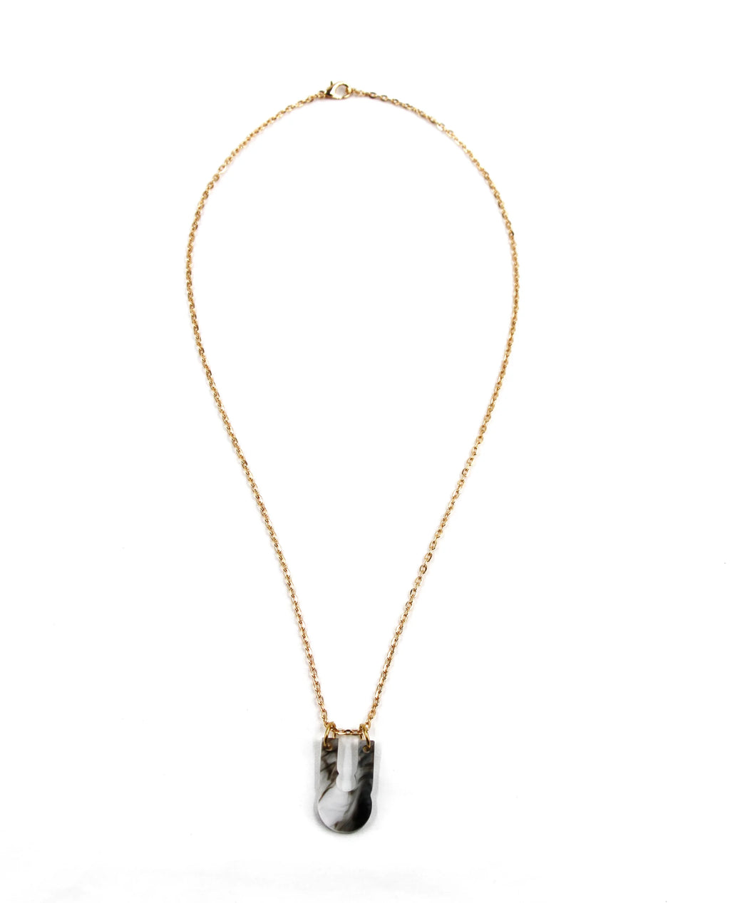 Collar dorado con colgante marmolado blanco y negro