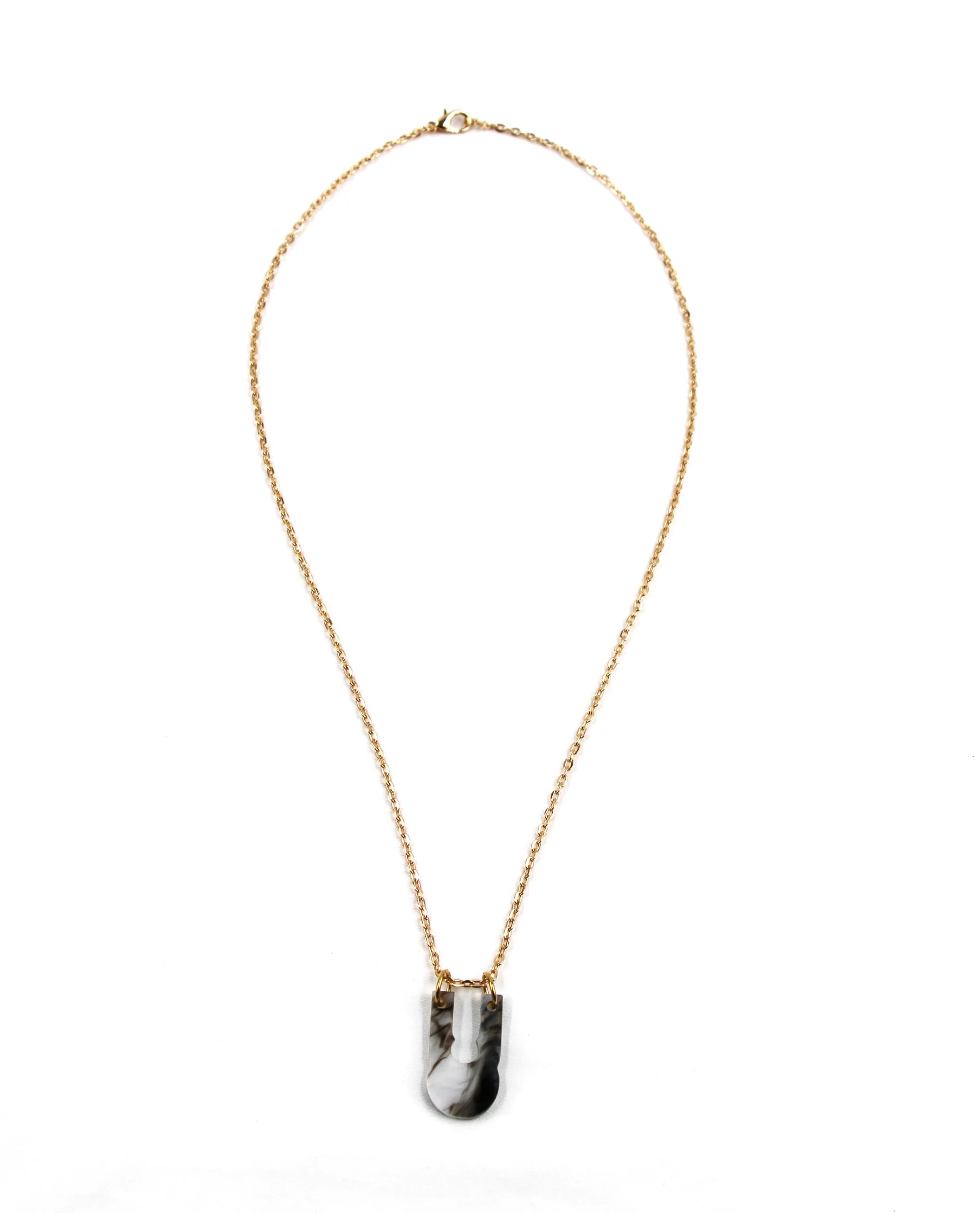 Collar dorado con colgante marmolado blanco y negro