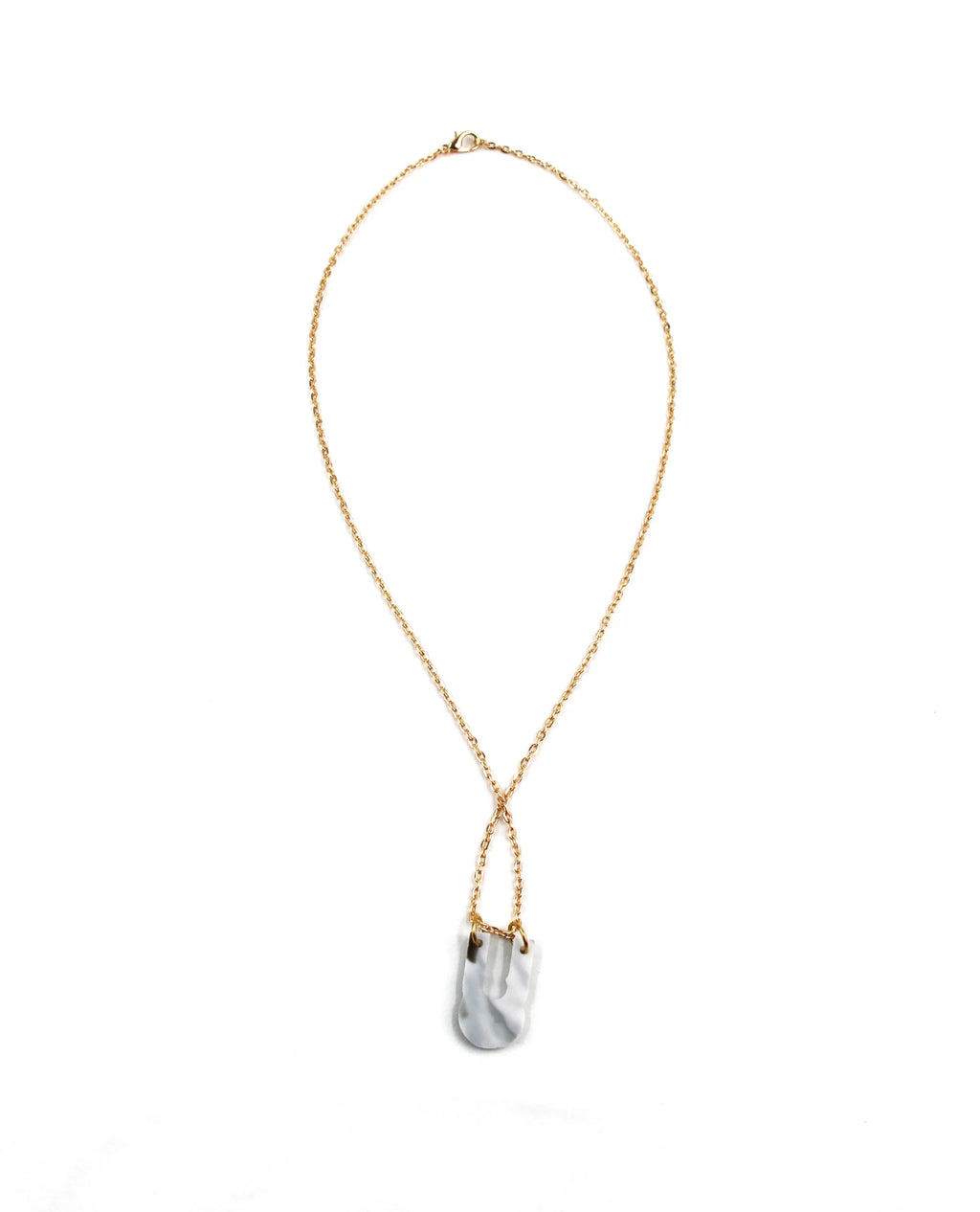 Collar dorado con colgante marmolado blanco y negro