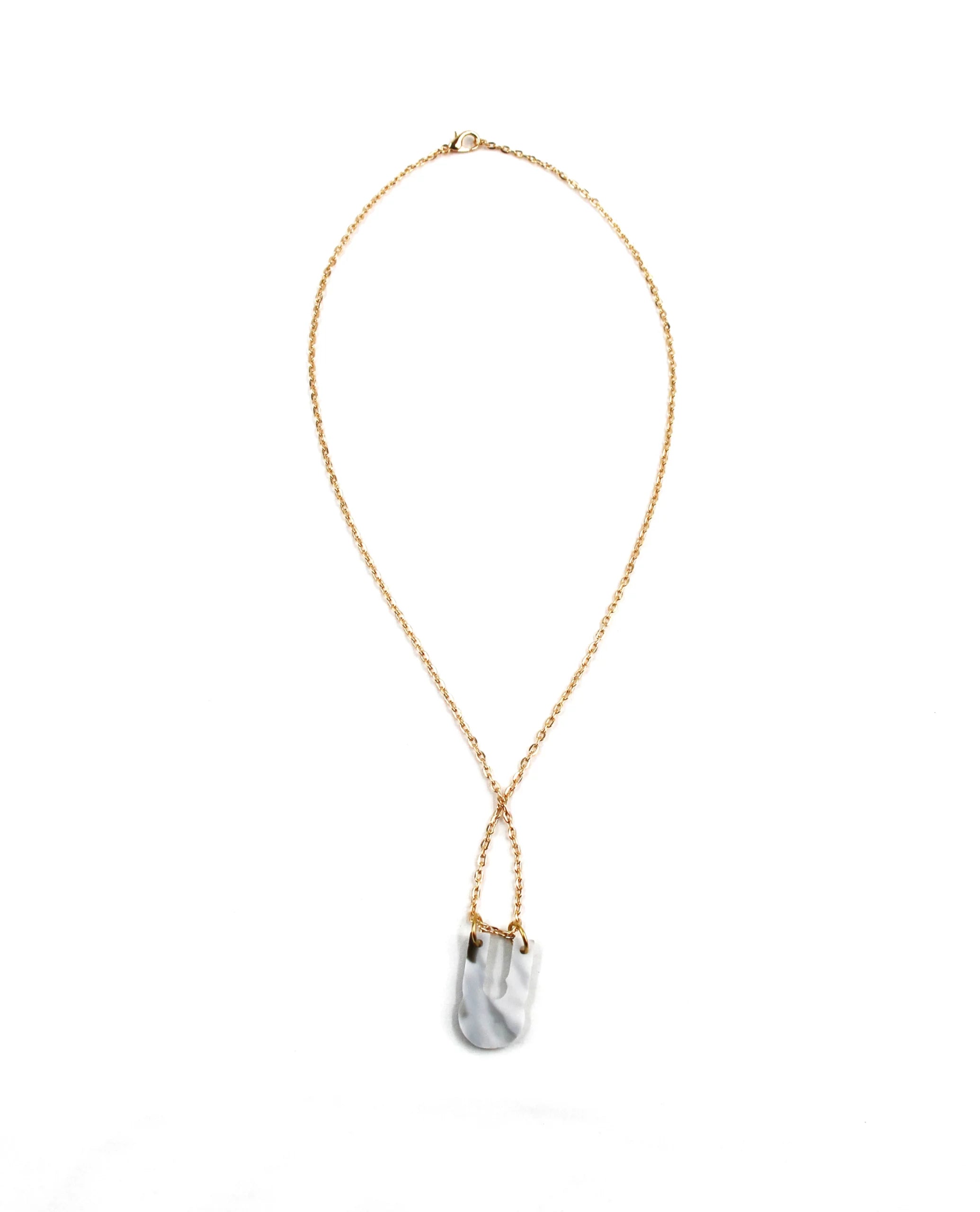 Collar dorado con colgante marmolado blanco y negro
